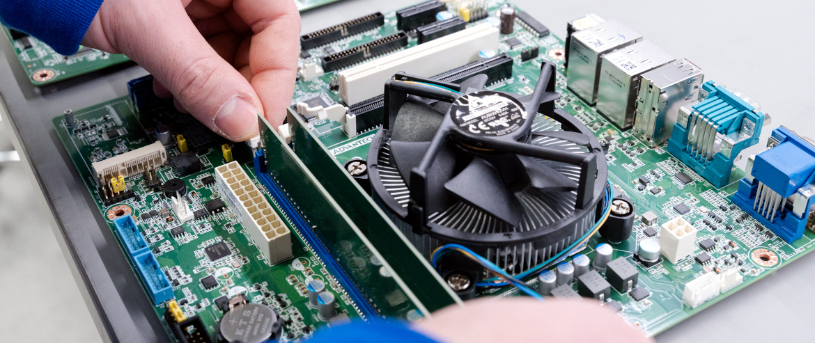 assemblaggio-di-motherboard-industriale.jpg